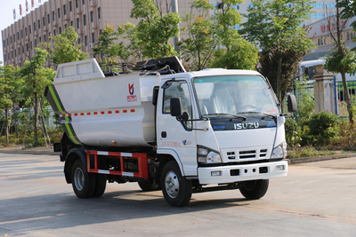 6 &nbsp;五十铃无泄漏船体式压缩垃圾车